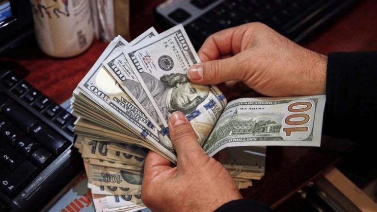 متوسط سعر الدولار يرتفع 6 قروش والبيع يسجل 52.73 جنيه