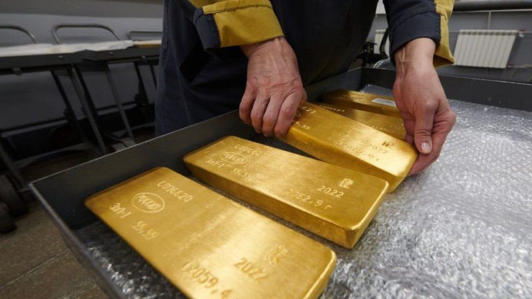 الذهب يرتفع مدفوعاً بضعف الدولار الأميركي وانخفاض أسعار النفط