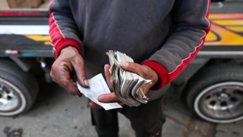 مصر: الدولار يدفع الذهب للتراجع ويستقر عند 53 جنيهاً بين البنوك
