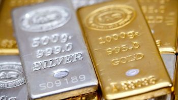 الذهب ينخفض والفضة تتراجع بقوة بعد الهجمات الأمريكية على إيران.. وارتفاع النفط
