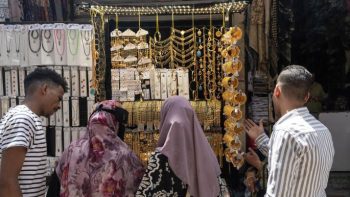 الذهب يخسر 40 جنيهاً في السوق المصرية وانخفاض طفيف في الدولار