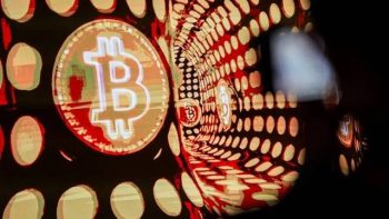 أسعار البيتكوين تتراجع دون 73 ألف دولار