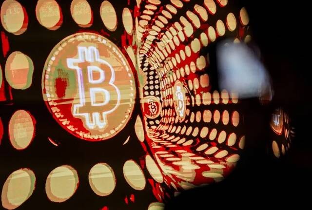 أسعار البيتكوين تتراجع دون 73 ألف دولار