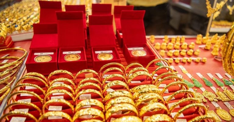 أسعار الذهب اليوم، 23 مايو 2026: انخفاض حاد في الأسعار العالمية، وتعرض الأسعار المحلية لضغوط هبوطية كبيرة.