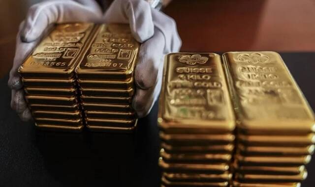 أسعار الذهب تتراجع مع صعود التضخم والمخاوف الجيوسياسية بالشرق الأوسط