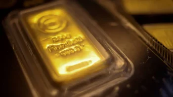 أسعار الذهب تتراجع وسط قوة الدولار وصعود النفط