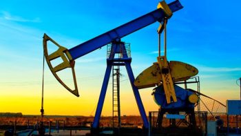 أسعار النفط تنخفض عند التسوية.. وأمريكا تسعى لتهدئة الأسواق عبر السحب من الاحتياطي