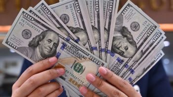 أقل سعر دولار يسجل 52.97 جنيهًا في تعاملات السوق الرسمية