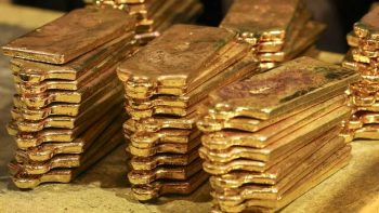 ارتفاع أسعار الذهب طفيفًا وسط تراجع الدولار والنفط