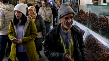 ارتفاع معدلات التضخم يدفع الإيرانيين إلى شراء المواد الغذائية الأساسية بالتقسيط
