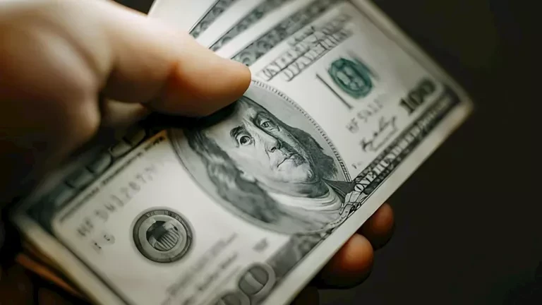 ارتفع في 3 بنوك.. سعر الدولار مقابل الجنيه ببداية تعاملات 25-5-2026
