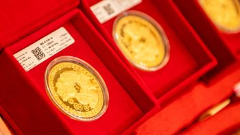 ارتفعت أسعار الذهب رغم ارتفاع أسعار النفط، حيث يستهدف المستثمرون مستوى 5000 دولار.