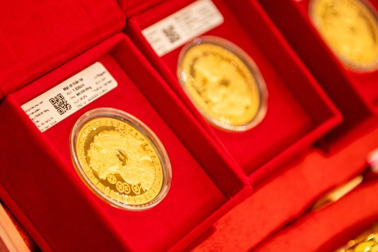 ارتفعت أسعار الذهب رغم ارتفاع أسعار النفط، حيث يستهدف المستثمرون مستوى 5000 دولار.