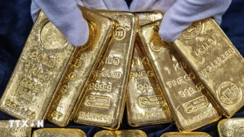 ارتفعت أسعار الذهب مجدداً مع انخفاض أسعار النفط والدولار الأمريكي.
