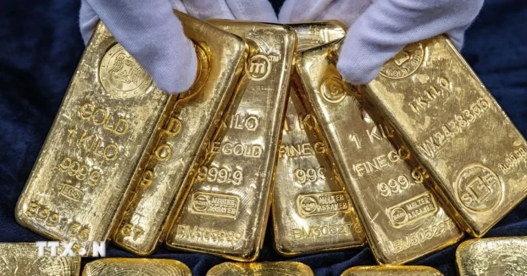 ارتفعت أسعار الذهب مجدداً مع انخفاض أسعار النفط والدولار الأمريكي.