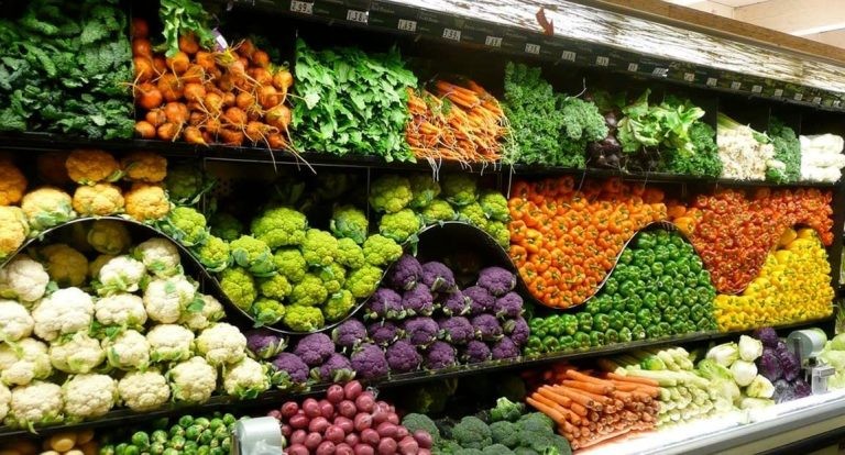 استقرار أسعار الخضراوات والفاكهة بأسواق كفر الشيخ في ثان أيام العيد