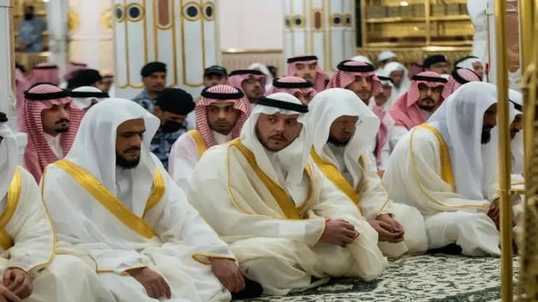 الأمير سعود بن مشعل يؤدي صلاة العيد مع جموع المصلين في المسجد النبوي