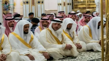الأمير سعود يؤدي صلاة العيد مع جموع المصلين في المسجد النبوي