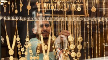 الذهب يتراجع وسط صعود الدولار وتوقعات رفع أسعار الفائدة