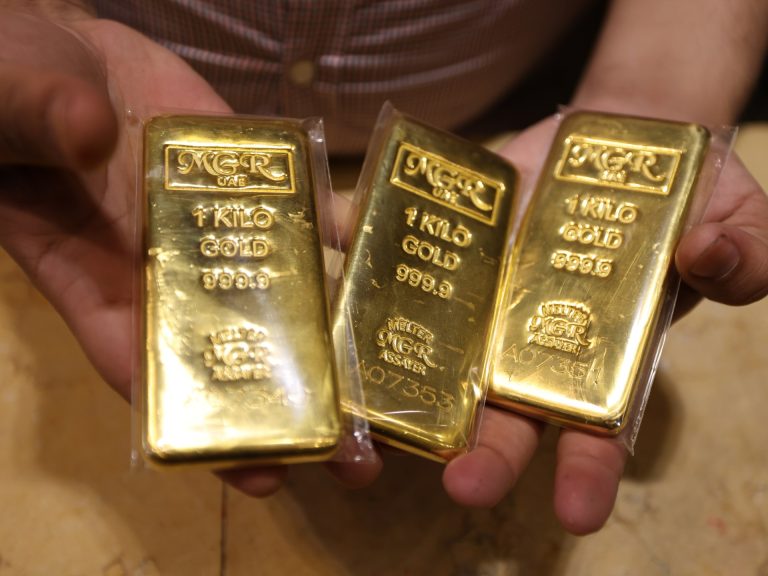 الذهب يقفز 3% والدولار يتراجع وسط مؤشرات بقرب انتهاء حرب إيران | اقتصاد