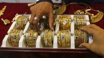 الذهب يهبط عالميًا.. والسوق المصرية تُحافظ على علاوة سعرية بـ300 جنيه للجرام