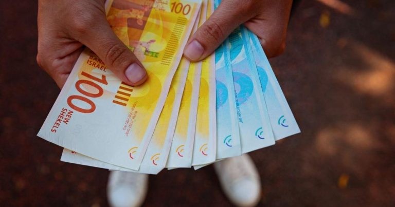 المالية تعلن تفاصيل صرف رواتب الموظفين وتطلق رسميا تطبيق يبوس المالي