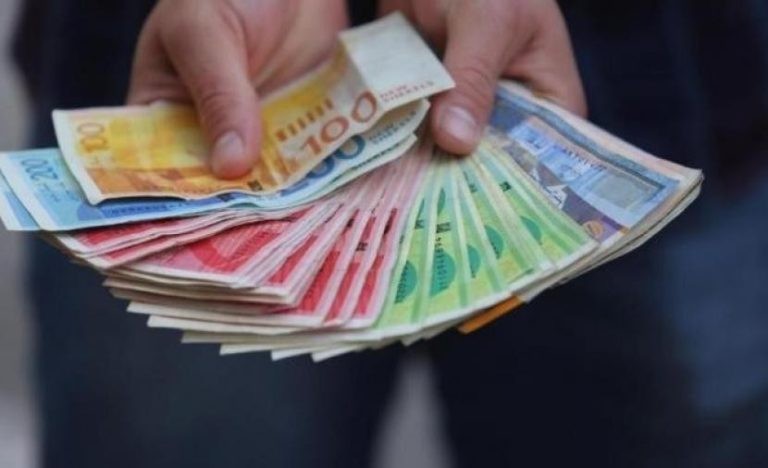 المالية تعلن صرف 50 بالمئة من رواتب موظفي السلطة الأسبوع المقبل