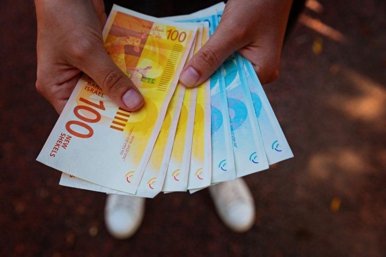 المالية تعلن موعد صرف الرواتب وتطلق رسميا تطبيق يبوس المالي