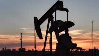 النفط فوق 110 دولارات والدولار يتراجع والذهب يتجه لهبوط أسبوعي | اقتصاد