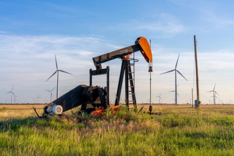 النفط يتراجع مع ترقب تطور المحادثات بين أميركا وإيران