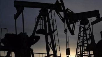 انخفاض أسعار النفط مع إعلان ترامب “مشروع الحرية” لتحرير السفن في مضيق هرمز