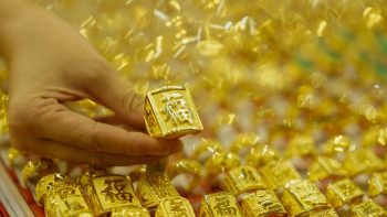 انخفضت أسعار الذهب بشكل حاد في نهاية هذا الأسبوع، 17 مايو 2026، حيث خسر الذهب في بورصة SJC ما قيمته 4 ملايين دونغ فيتنامي للأونصة.