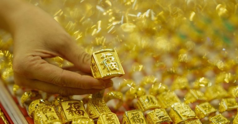 انخفضت أسعار الذهب بشكل حاد في نهاية هذا الأسبوع، 17 مايو 2026، حيث خسر الذهب في بورصة SJC ما قيمته 4 ملايين دونغ فيتنامي للأونصة.