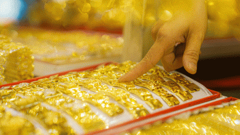 انخفضت أسعار الذهب بشكل حاد، وخسر أولئك الذين اشتروا في ذروة الأسعار ما يقرب من 30 مليون دونغ فيتنامي في غضون شهرين فقط.