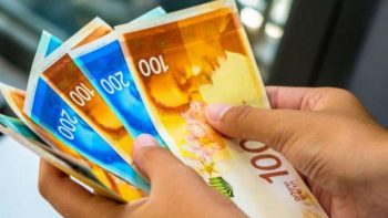 بدء صرف رواتب الموظفين العموميين اليوم بنسبة 50 بالمئة