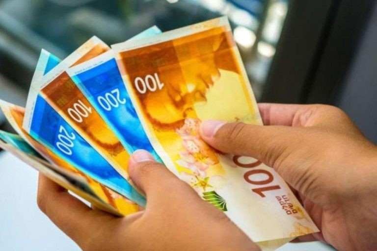بدء صرف رواتب الموظفين العموميين اليوم بنسبة 50 بالمئة