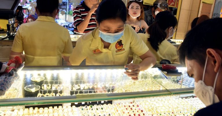 تحديث أسعار الذهب اليوم، 13 مايو 2026: سبائك الذهب والخواتم (عيار 9999) من BTMC وSJC وPhu Quy وأسعار الذهب العالمية.