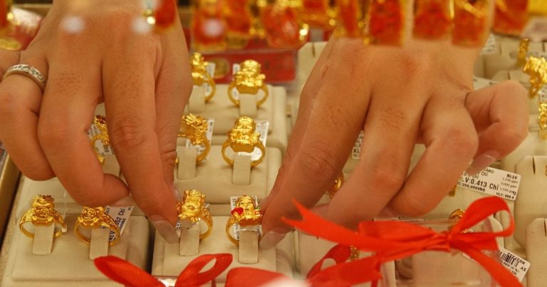 تحديث أسعار الذهب اليوم، ظهر يوم 2 مايو 2026: سبائك الذهب، والخواتم (BTMC، BTMH)، وDOJI، وPhu Quy، وأسعار الذهب العالمية.