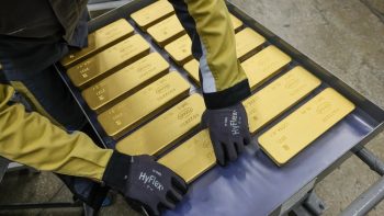 تراجع أسعار الذهب بنسبة 1% مع ارتفاع الدولار