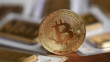 تراجع الإيرادات يضغط على Coinbase وسط هبوط أسعار العملات الرقمية