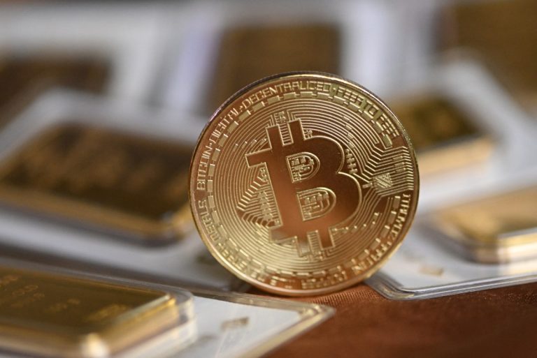 تراجع الإيرادات يضغط على Coinbase وسط هبوط أسعار العملات الرقمية