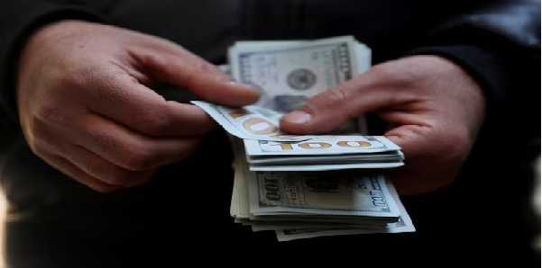 تراجع سعر الدولار اليوم الأحد 10 مايو في البنوك