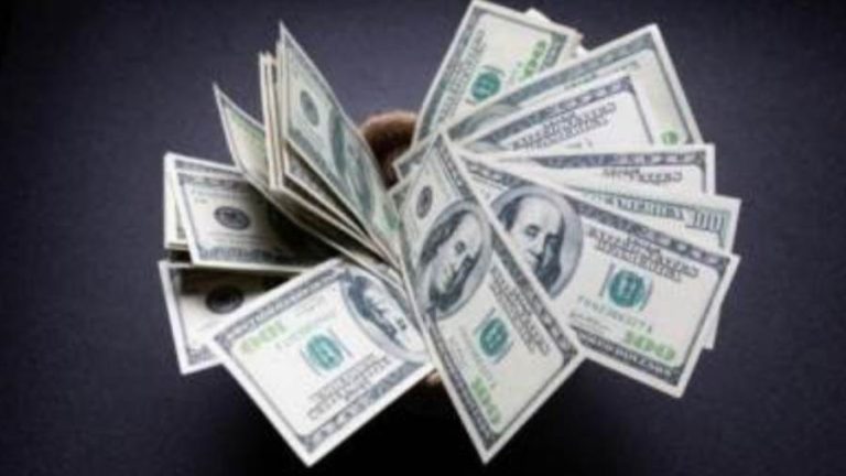 تراجع سعر الدولار خلال تعاملات اليوم ليفقد 42 قرشا مسجلا 53.35 جنيه للبيع بالبنك الأهلي المصري
