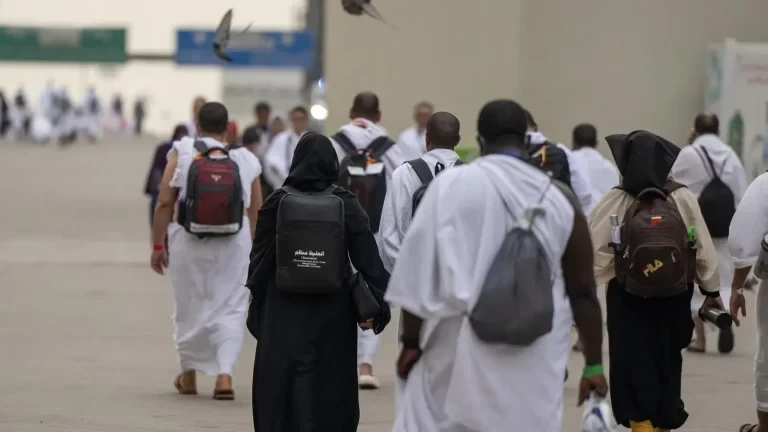 جموع ضيوف الرحمن تتوافد إلى مشعر منى لقضاء يوم التروية