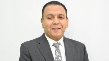 خبير تربوى يعلق على مشهد تمزيق الكتب المتداول.. تفاصيل