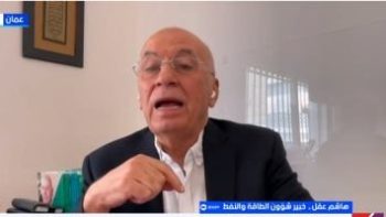 خبير طاقة لـ “إكسترا نيوز”: صراع واشنطن وطهران يقفز بأسعار النفط لـ 130 دولارا