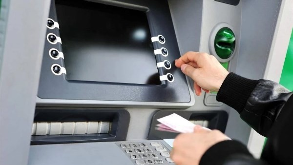 خبير مصرفي : ازدحام السحب النقدي وراء أعطال ماكينات الـATM قبل الأعياد