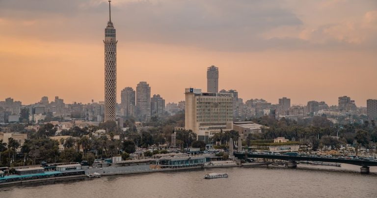 "خدعة حكومية" لمحدودي الدخل.. هكذا يتم التلاعب بأحلام بسطاء المصريين