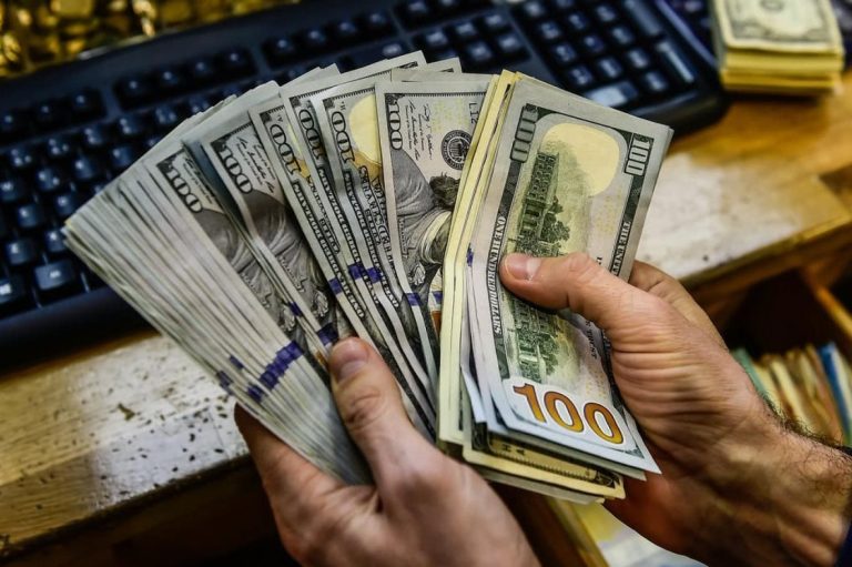 سعر الدولار اليوم الإثنين.. تحديث جديد مع بداية التعاملات