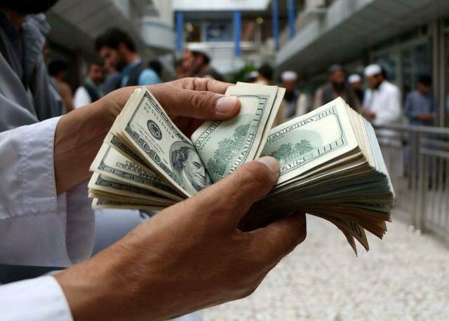 سعر الدولار مقابل الجنيه المصري ينخفض في 11 بنكاً مع نهاية تعاملات اليوم الأحد